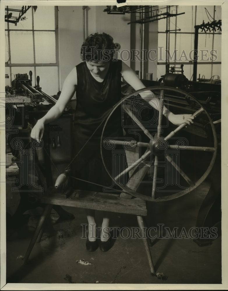 1931 Press Photo Washington Knitwear Mills, Seattle Modern Spinning Wheel