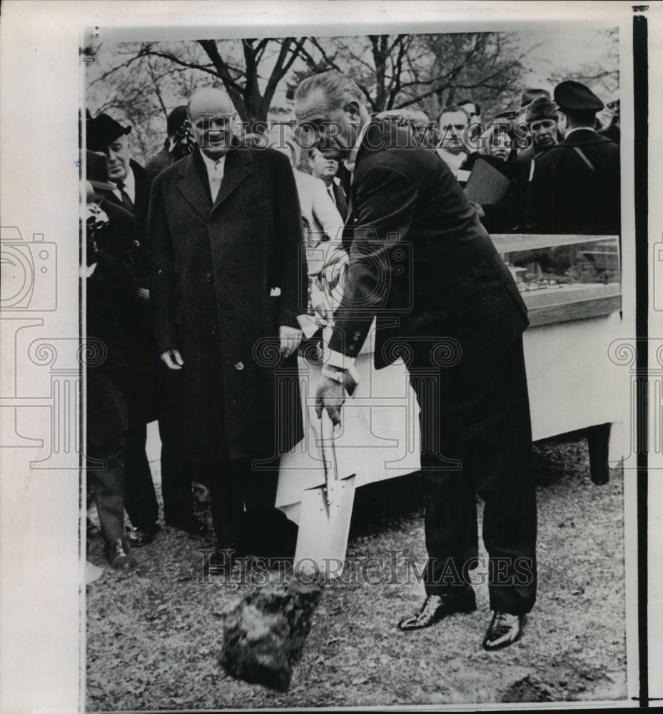 1963 Press Photo President Lyndon Johnson Breaks JFK Center Ground, Washington- Historic Images