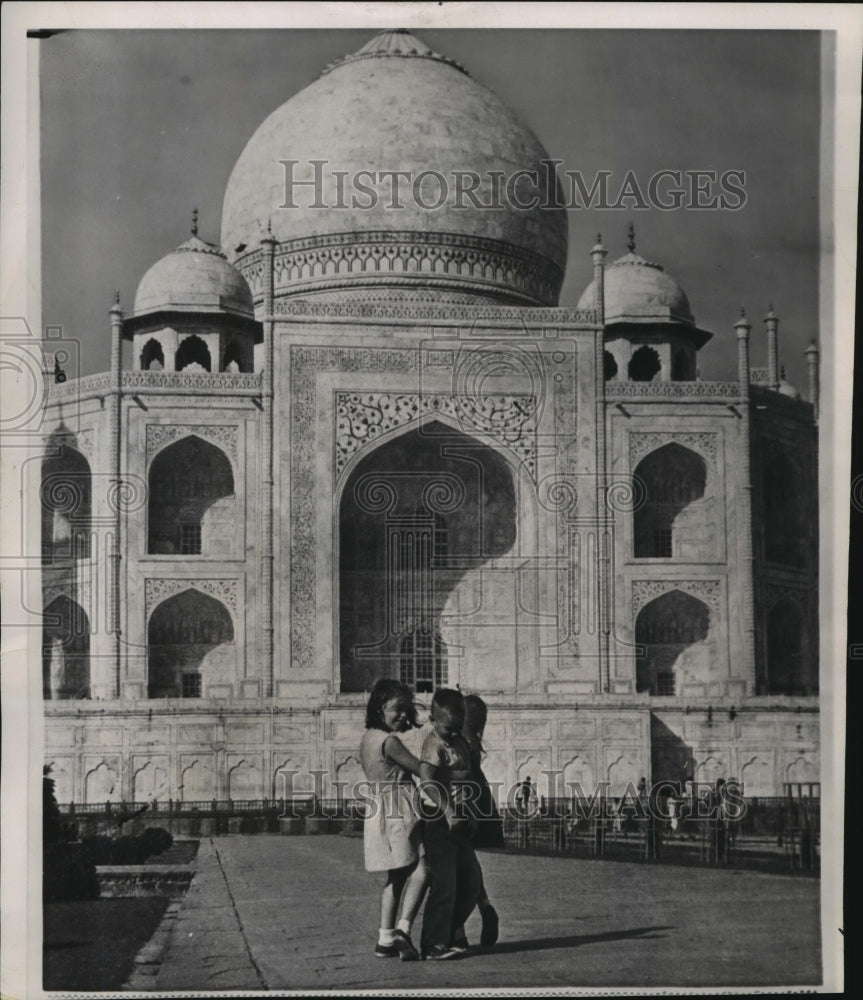 1964 Press Photo American Children at Taj Mahal, Agra, India - ftx00901- Historic Images