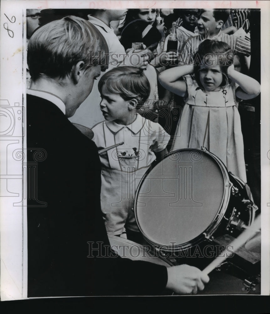 1965 Press Photo Kara Kennedy at Robert Kennedy Home w/ Diplomats&#39; Children, VA