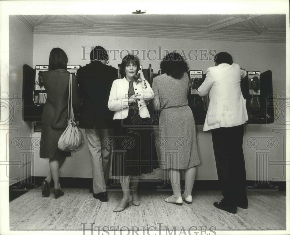 1981 Press Photo Soapscopes Reader Lynda Hirsch on Telephone - ftx01796- Historic Images