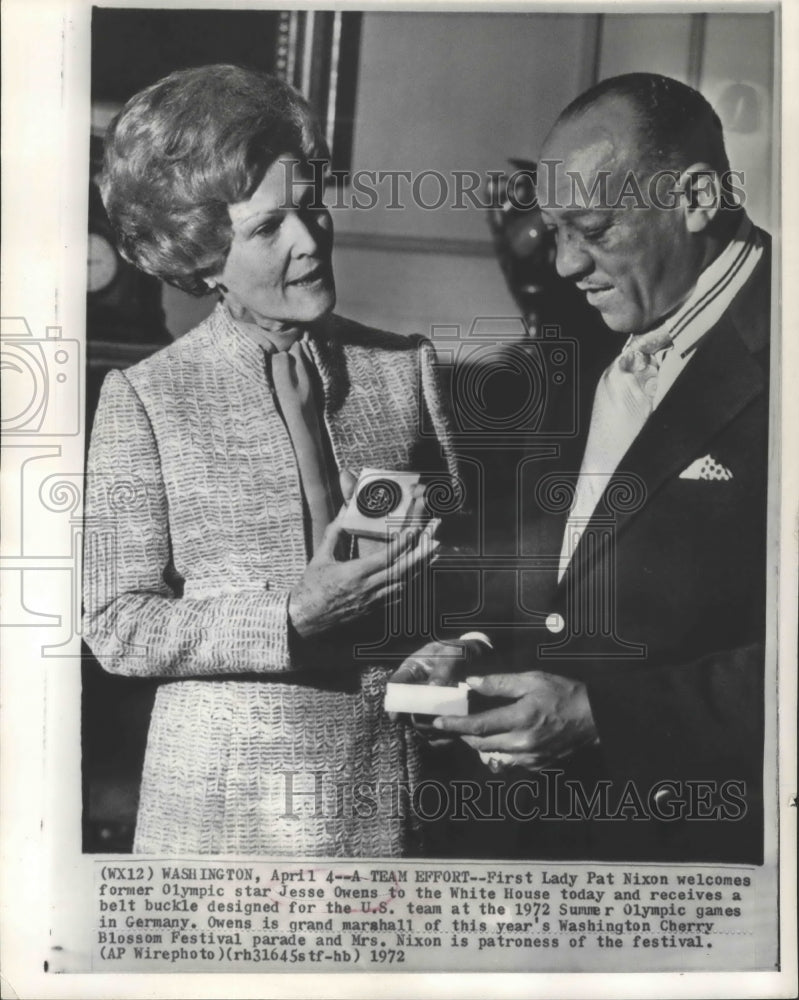 1972 Press Photo Pat Nixon Greets Olympic Athlete Jesse Owens at White House- Historic Images