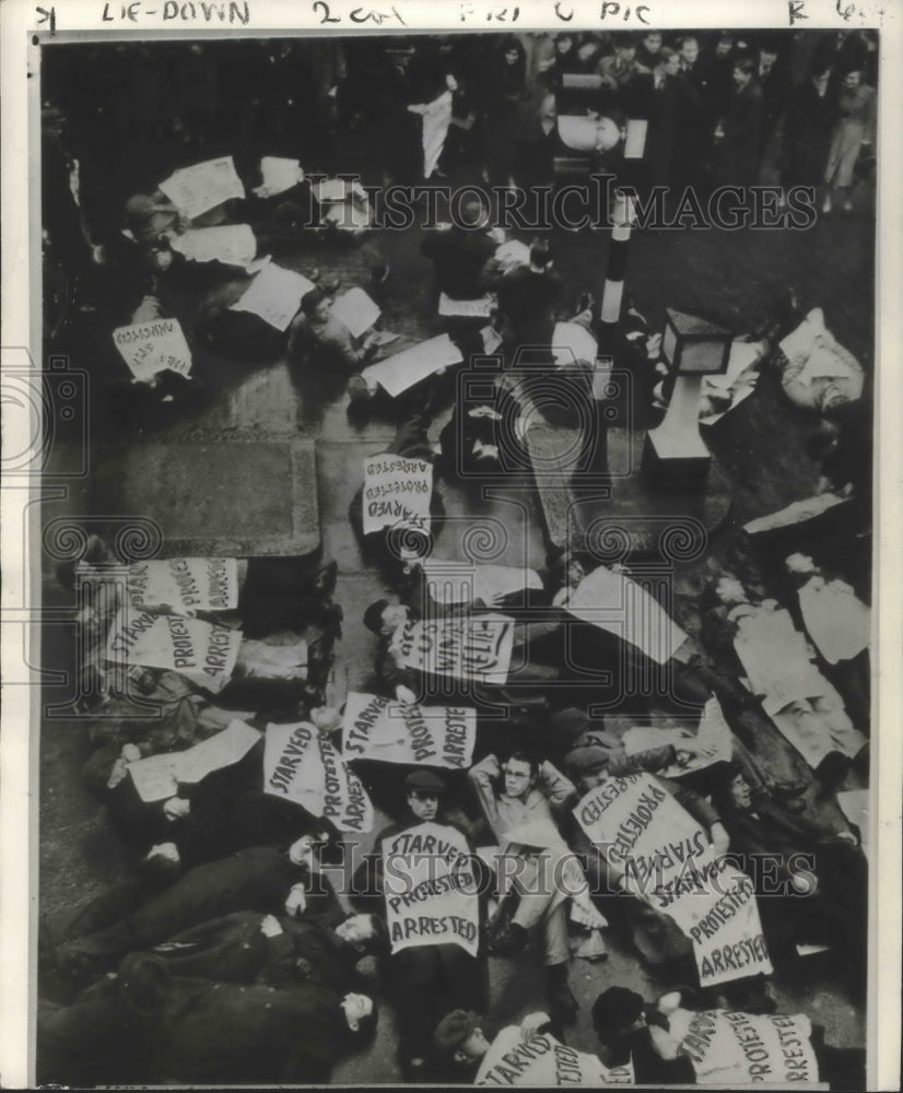 1939 Press Photo London, England Unemployed Lie-Down Demonstration - ftx02680