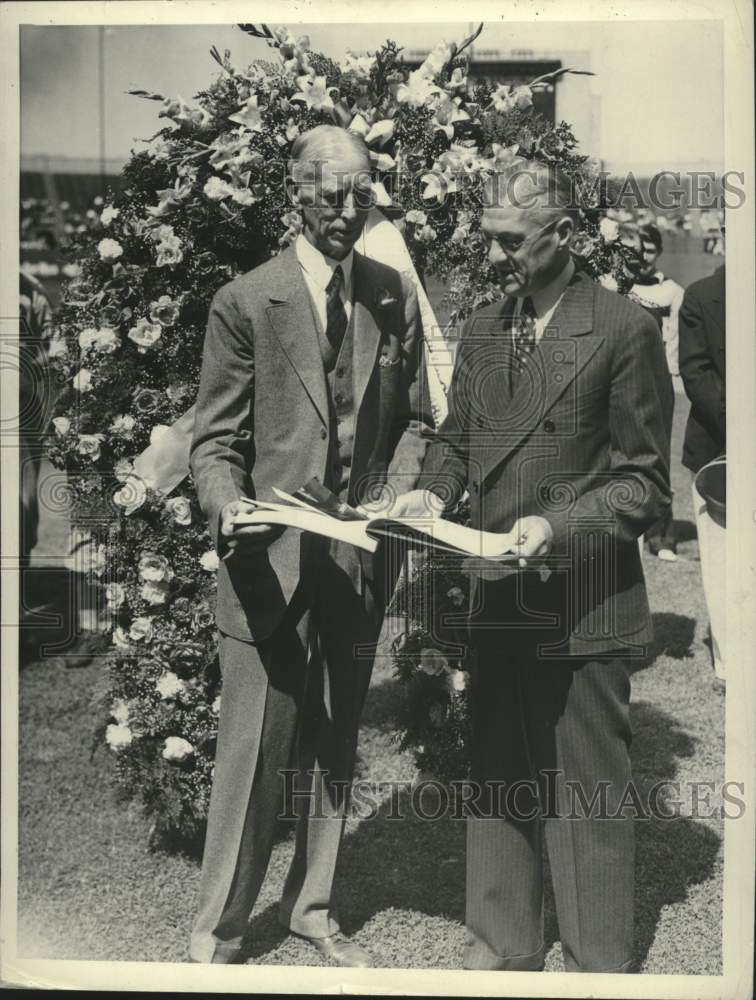 Press Photo Mack Gets Presentation From Harridge - ftx02914- Historic Images