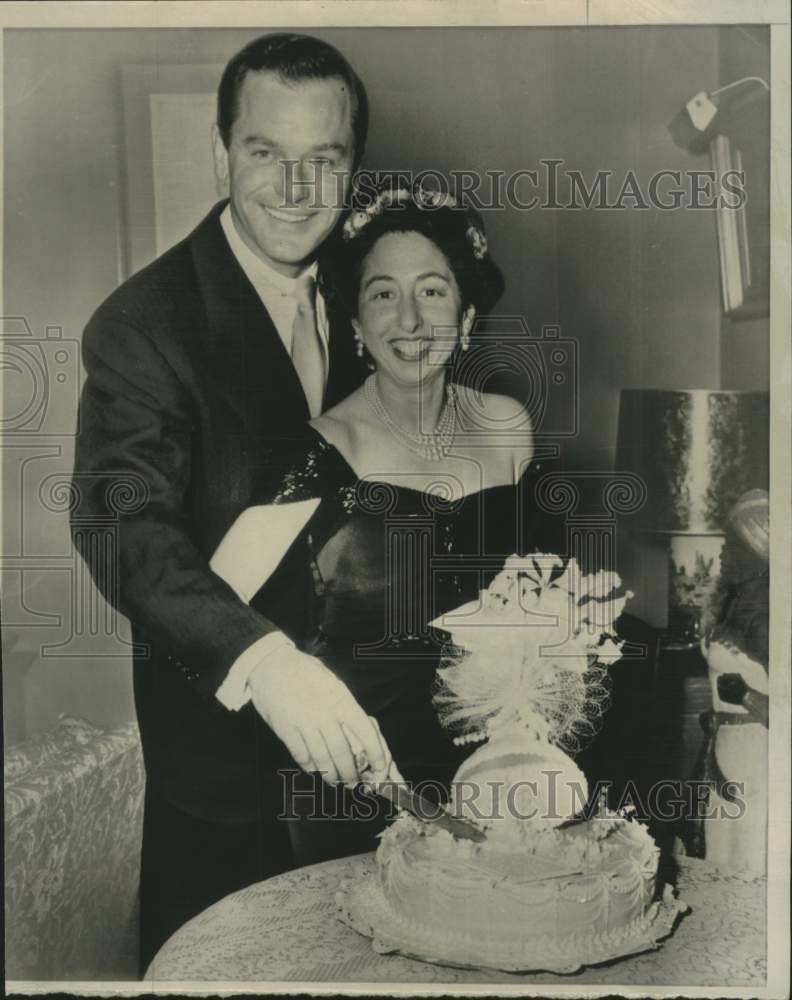 1951 Press Photo Actor Gig Young and bride Sophie Rosenstein cut wedding cake- Historic Images