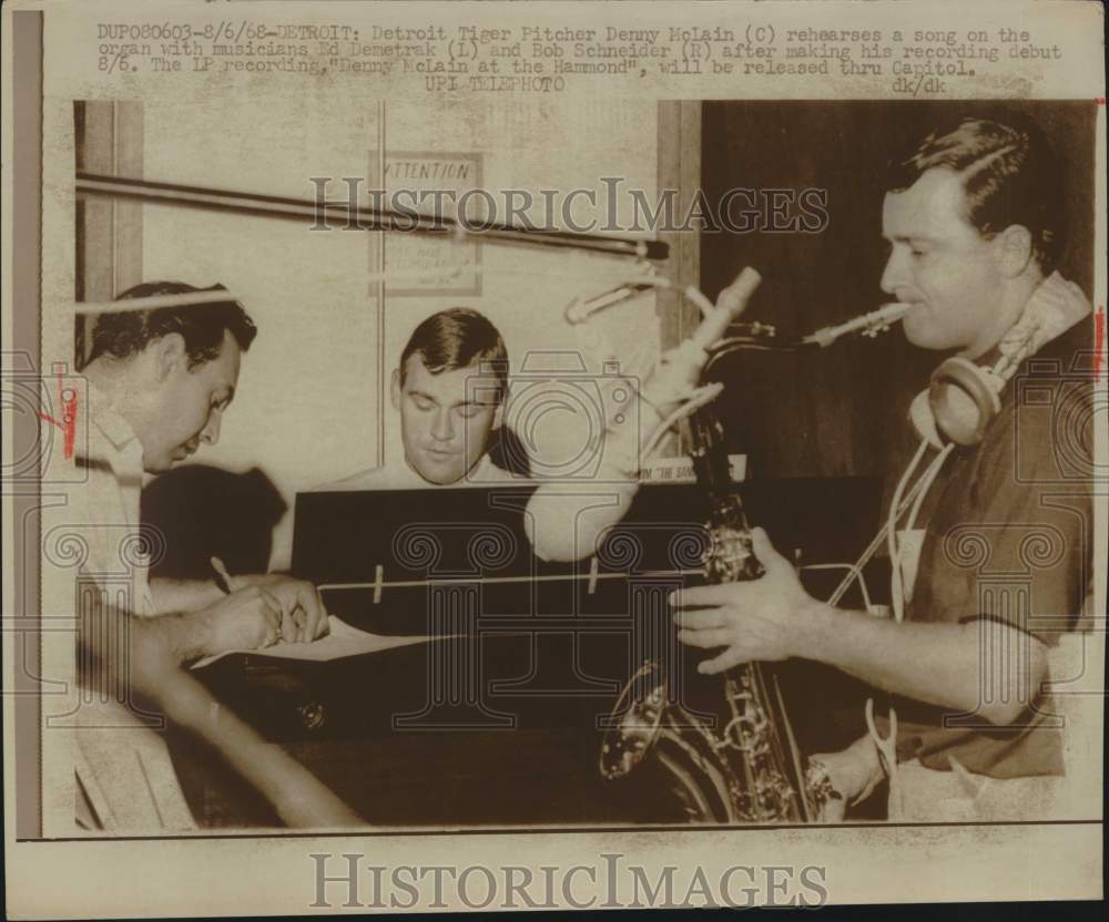 1968 Press Photo Detroit Tiger pitcher Denny McLain plays music with musicians- Historic Images