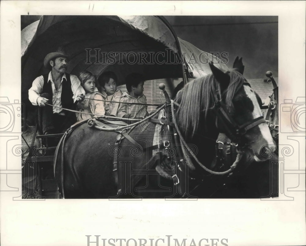 1988 Press Photo Buff Randalls Gives Hayrides Herbfarm Fall City Harvest Fest