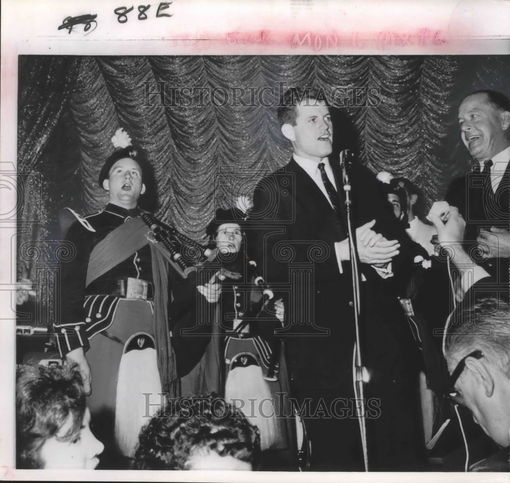 1962 Press Photo Edward M Kennedy Sang &quot;Sweet Adeline&quot; at Irish Dance- Historic Images