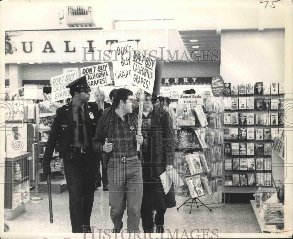 1983 Press Photo California Grape Protests at Safeway Store, Seattle, Washington- Historic Images