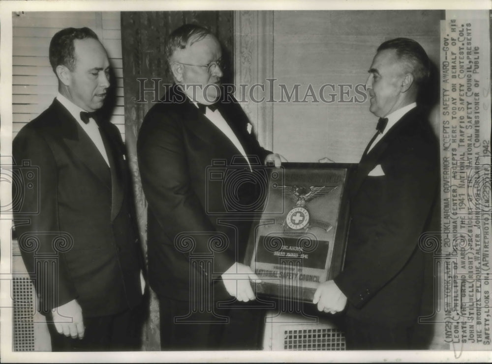 1942 Press Photo Leon Phillips Accept Award of the 1941 National Traffic Contest