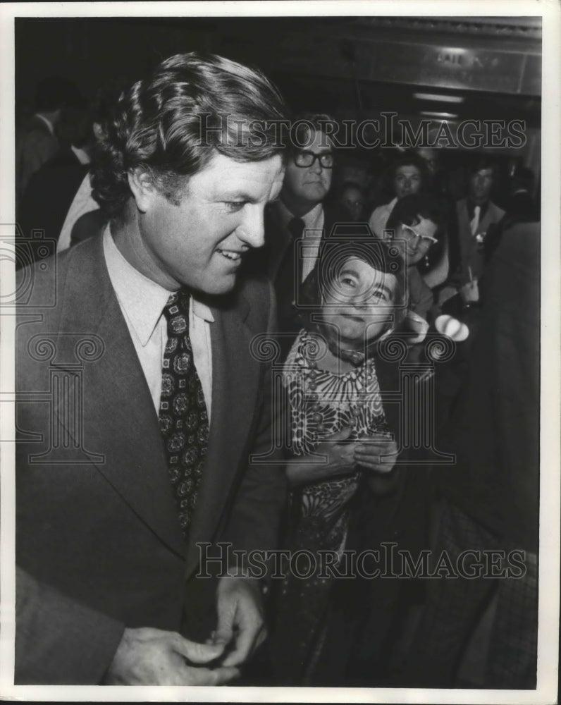 1974 Press Photo Sen Edward M Kennedy Give Close Up View at Olympic Hotel- Historic Images