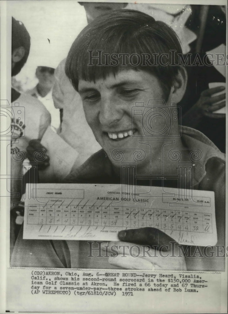 1971 Press Photo Jerry Heard Shows Second-Round Scorecard in Golf Tournament