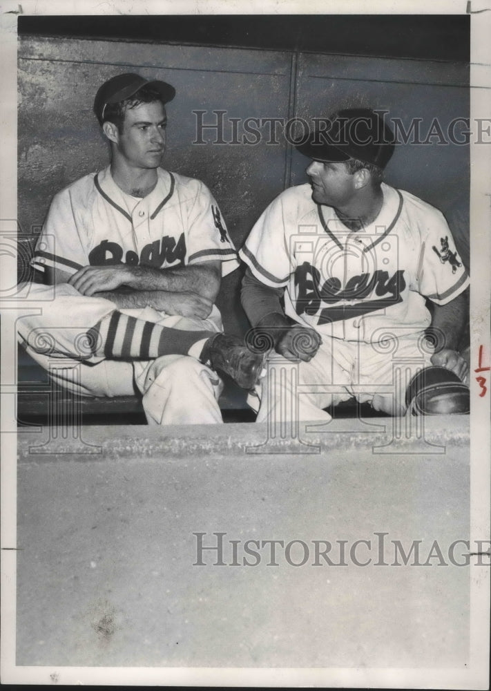 1952 Press Photo Bill Pinckard Looks at Buddy Phillips Who Hit His 3rd Home Run- Historic Images