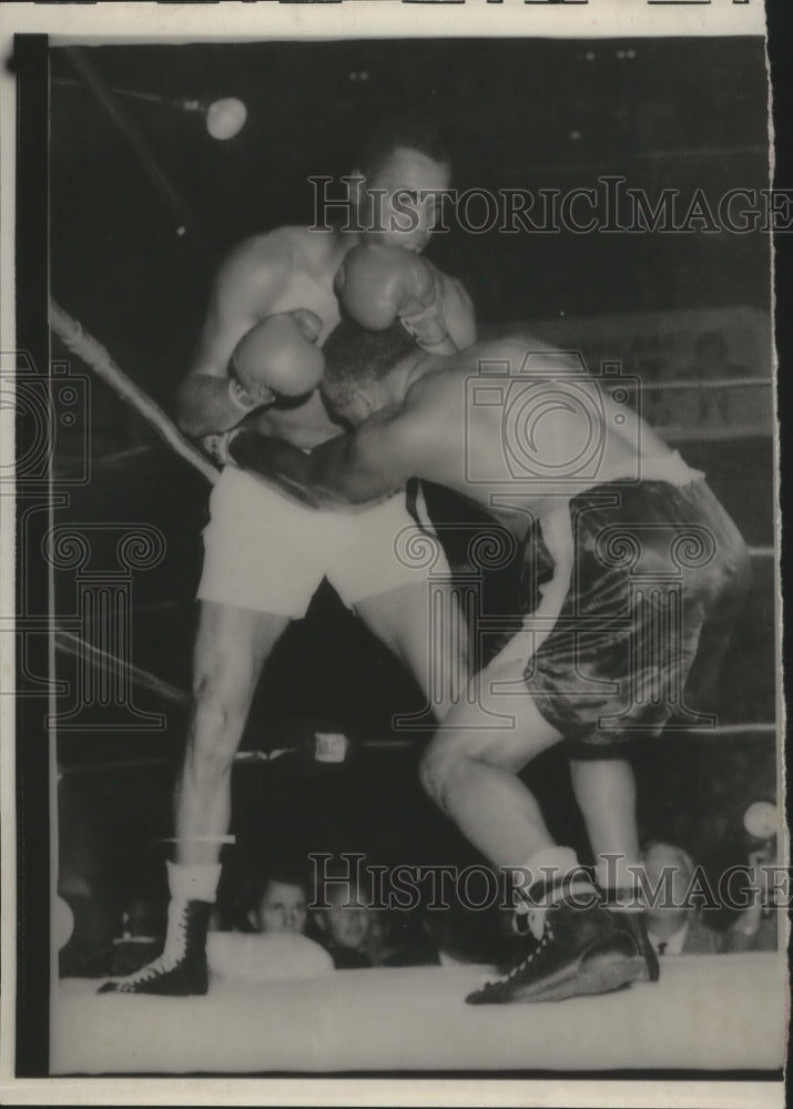 1957 Press Photo Archie Moore Buckles After Being Hit by Tony Anthony- Historic Images