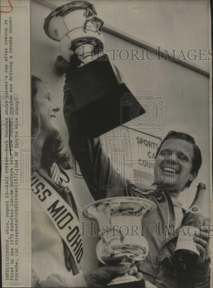 1973 Press Photo Mark Donahue with Mid-Ohio Can-am Buckeye Auto Race Winners Cup- Historic Images