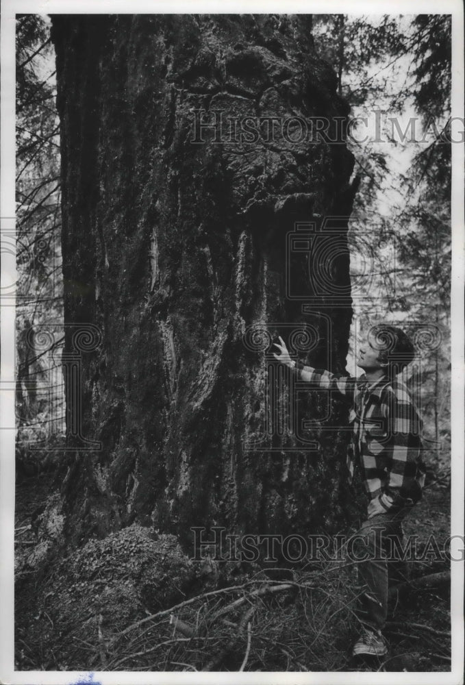 1977 Press Photo Mike Page at Whilbey Islands - fux01013