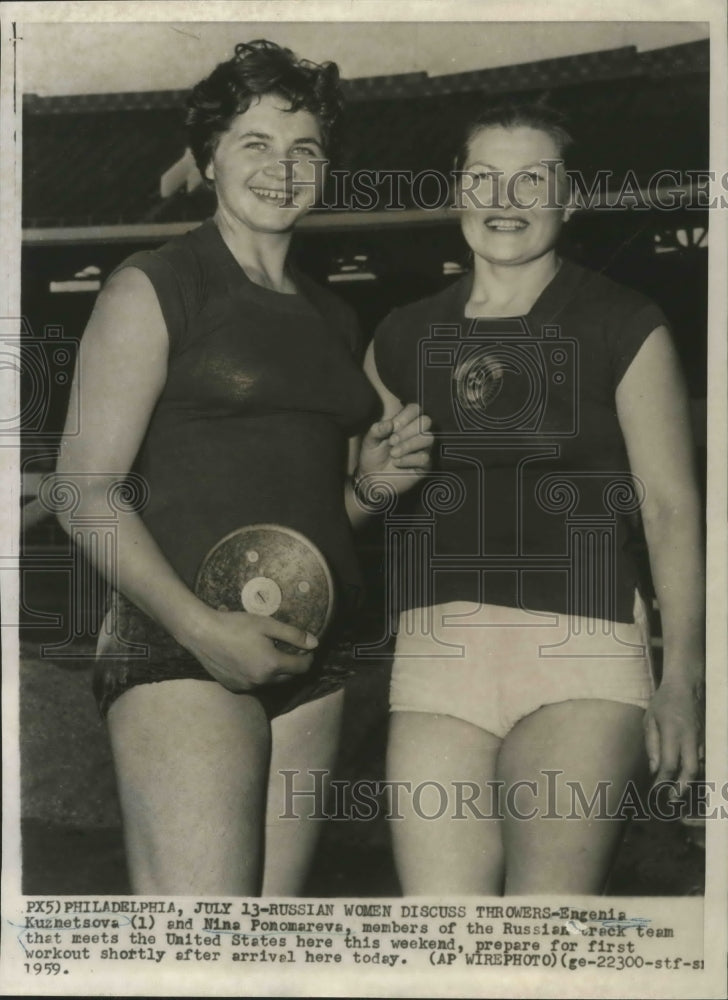 1959 Press Photo Engenia Kuznetsova, Nina Ponomareva in US w/ Russian Throwing- Historic Images