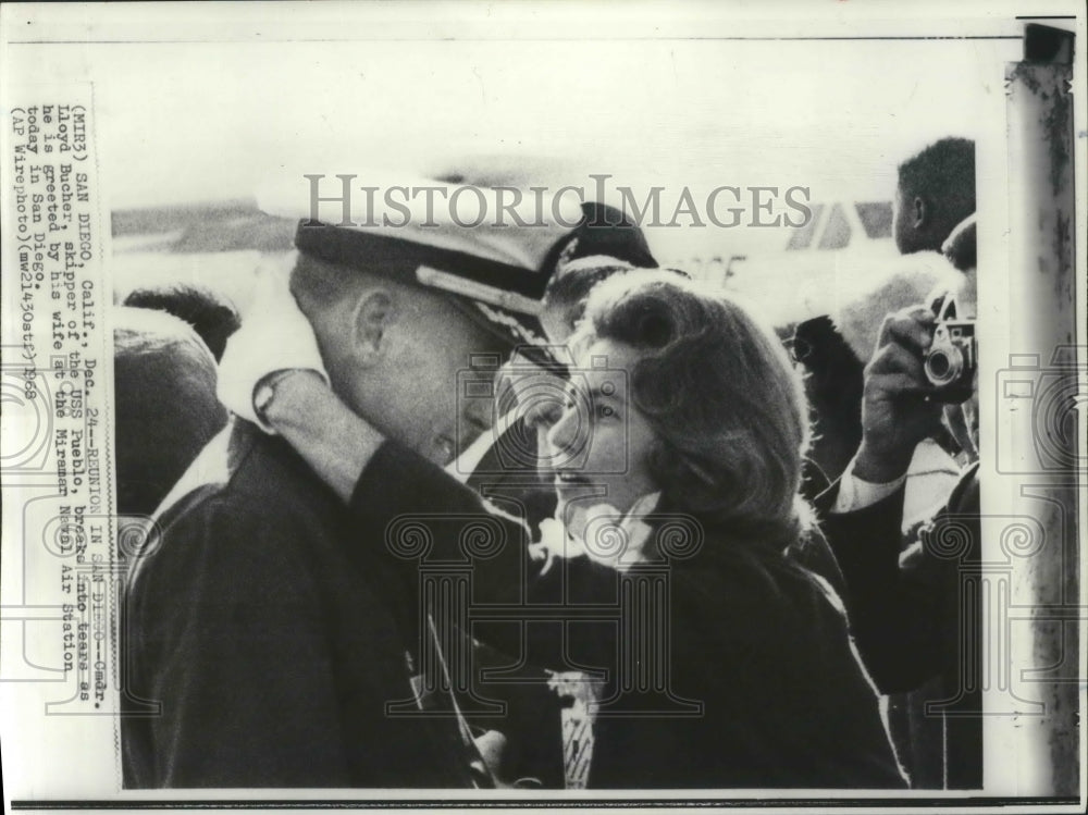 1968 Press Photo Commander Lloyd Bucher Greets Wife at Miramar Naval Station- Historic Images