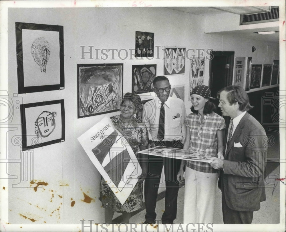 1976 Press Photo Senior Citizens Art Exhibit at Museum of Fine Arts, Houston