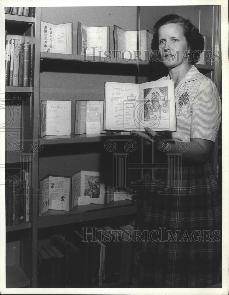 1963 Press Photo Mrs. Olviedo Galinde, Carnegie Branch Library, Houston, Texas
