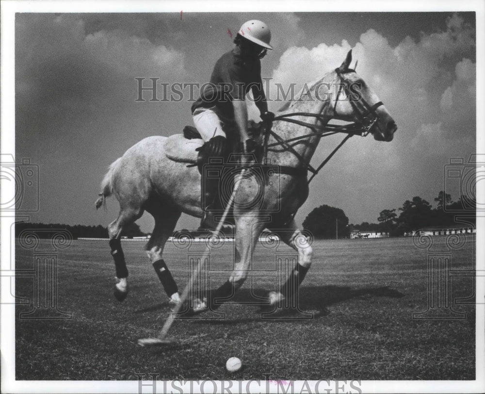 1977 Press Photo Dr. Stephen Seager rides at the Houston Polo Club - hca01507- Historic Images