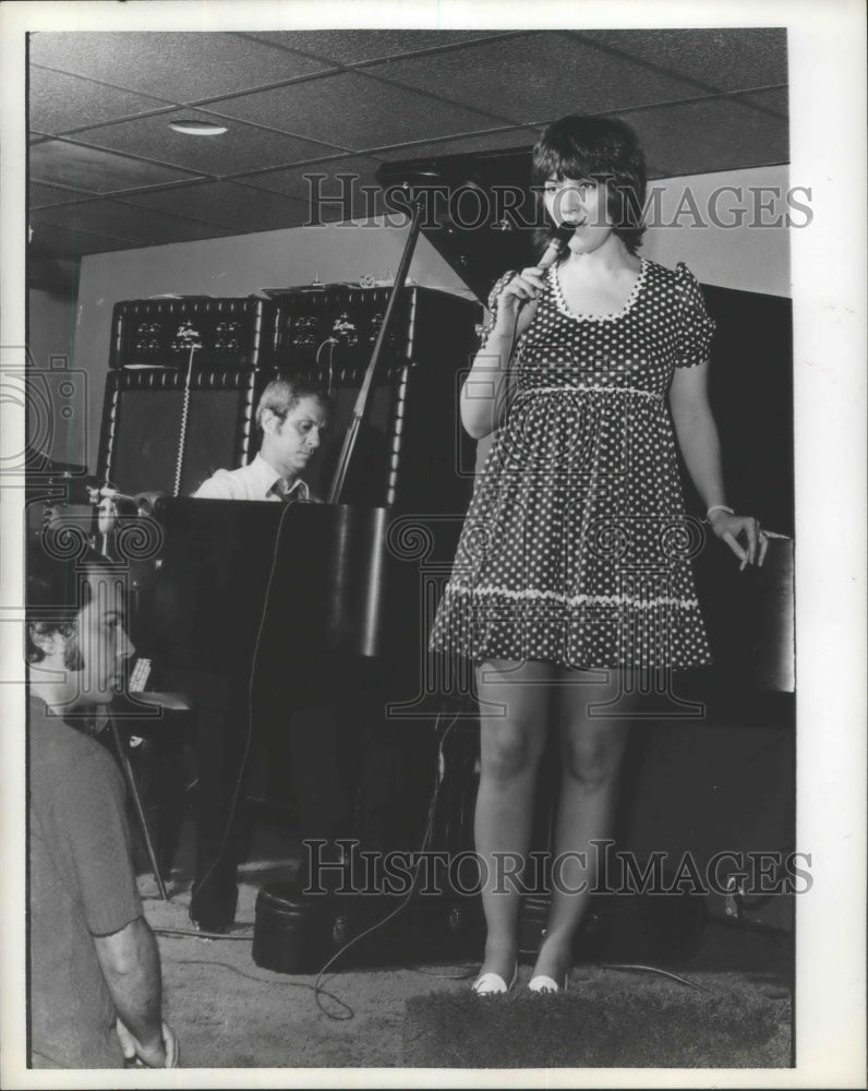 1972 Press Photo Singer at Houston POPS Orchestra - hca02195