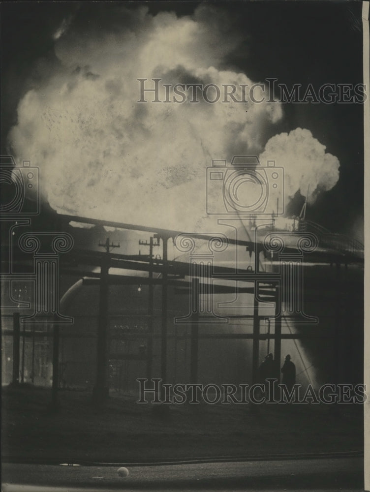 1964 Press Photo Fire at The Humble Oil and Refining Company, Houston- Historic Images