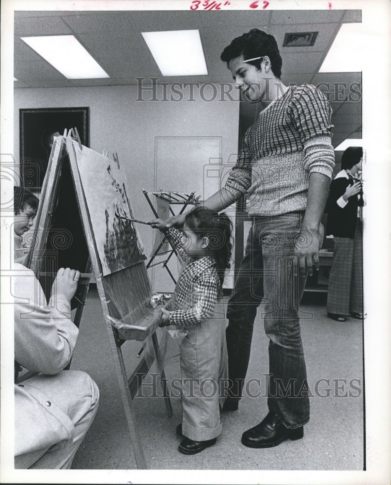 1974 Press Photo Arthur Cordova, worker at Angelita Fraga Day Care Center