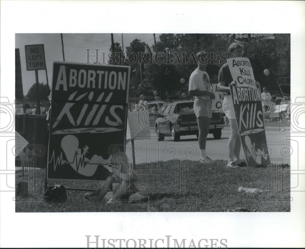 1990 Press Photo Collen LeConte takes shade from a sign at abortion protest- Historic Images