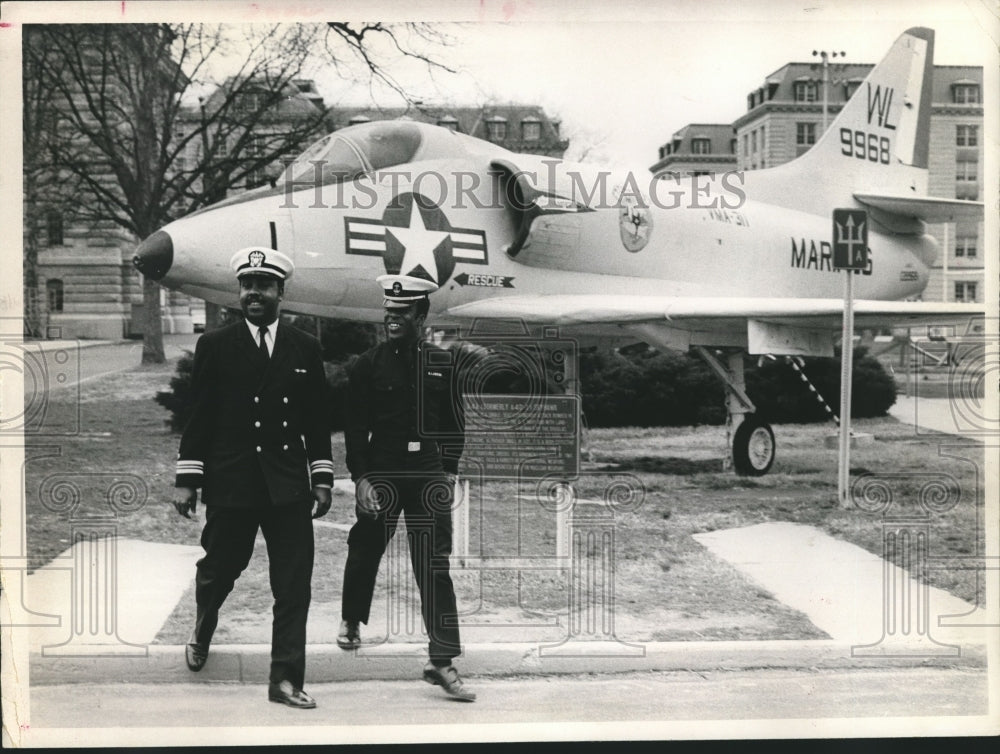 1974 Press Photo Lt. Commander Ken Johnson, Henderson Lawson, Military- Historic Images