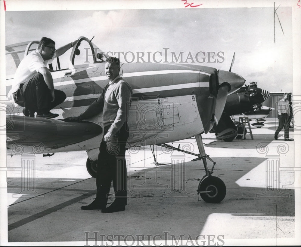 1967 Press Photo Mike Smith and Phil Sutler, on Trainer Airplane - hca03938