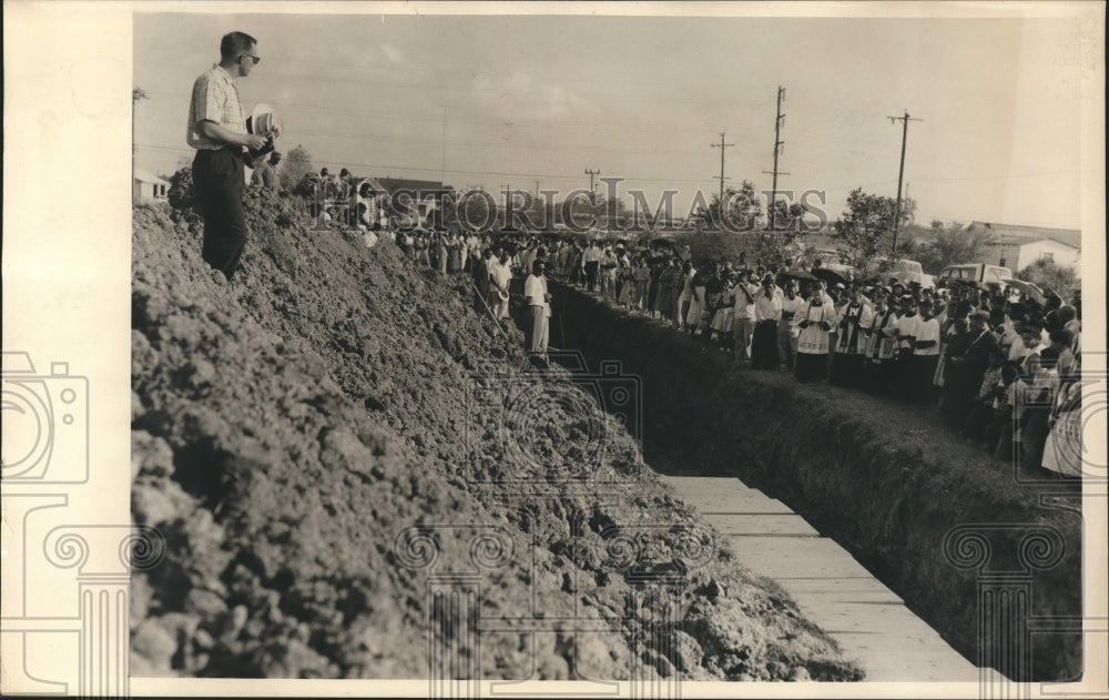 1957 Press Photo Mass Services for Hurricane Audrey victims, Cameron, LA