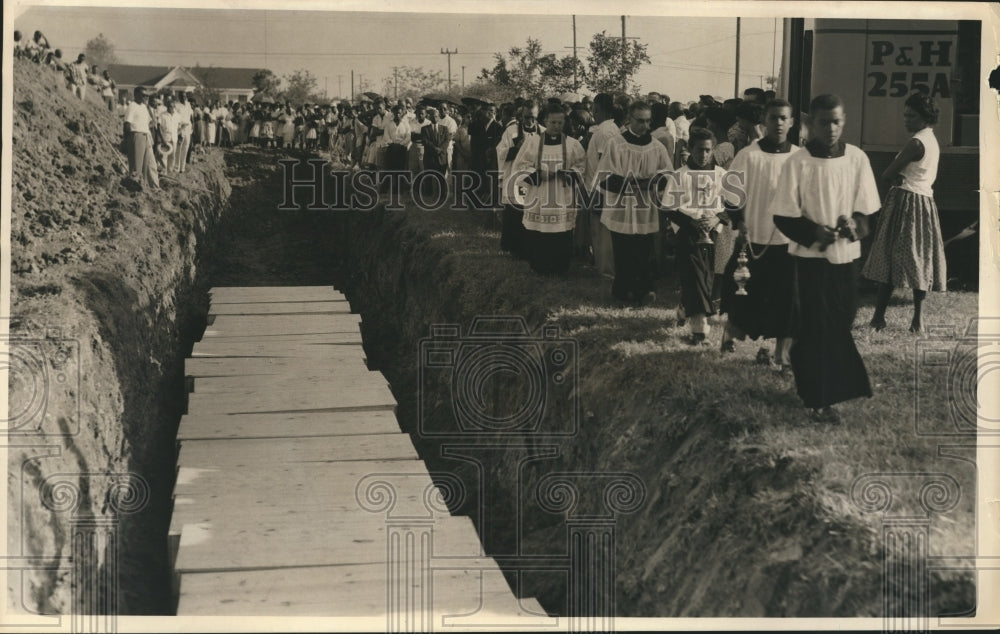 1957 Press Photo Mass Services for victims of Hurricane Audrey, Cameron, LA