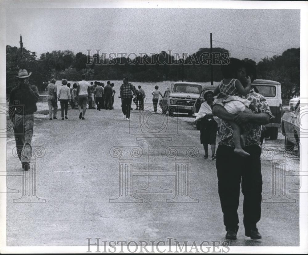 Press Photo Hurricane Beulah, People assessing damage and fleeing - hca04560
