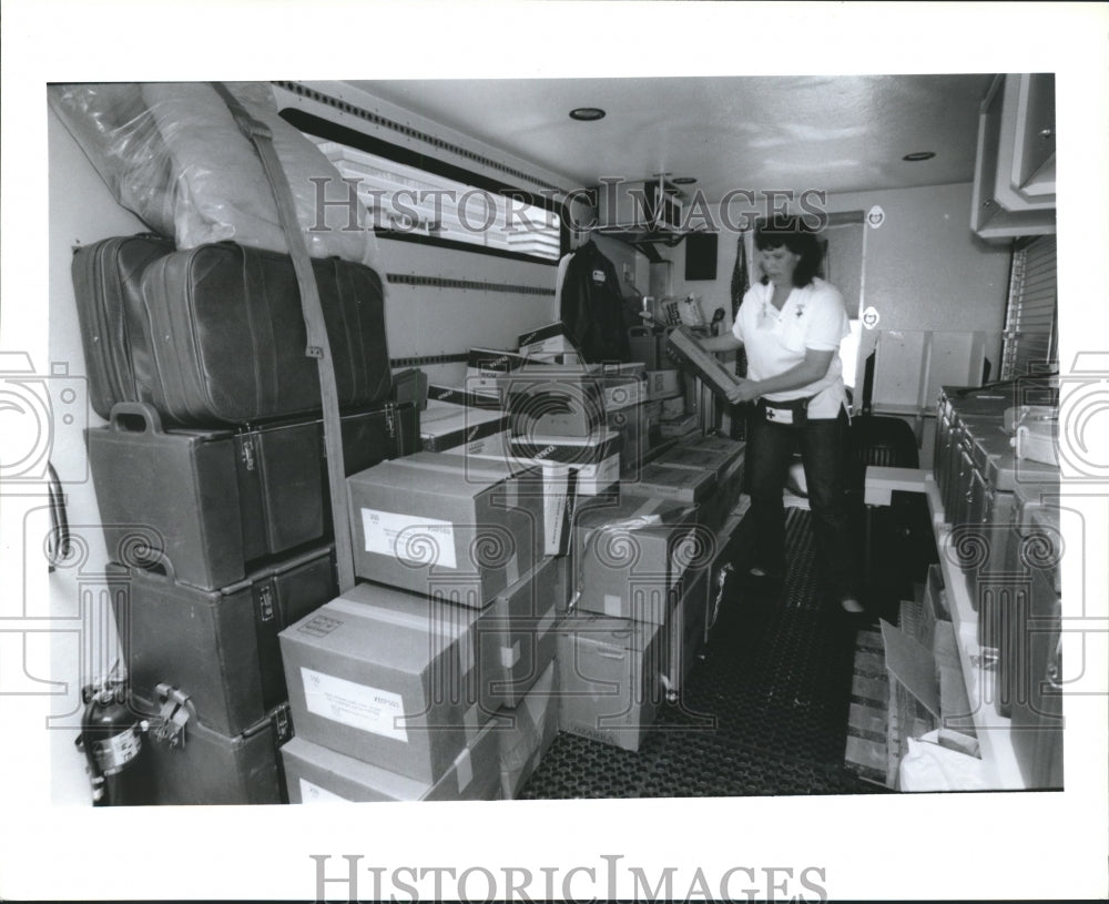 1992 Press Photo American Red Cross, Houston, Leslie Evans Readies Supplies