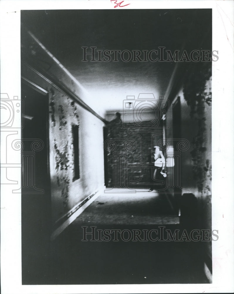 1967 Press Photo Los Angeles hotel with no stairs or elevator, and no visitors