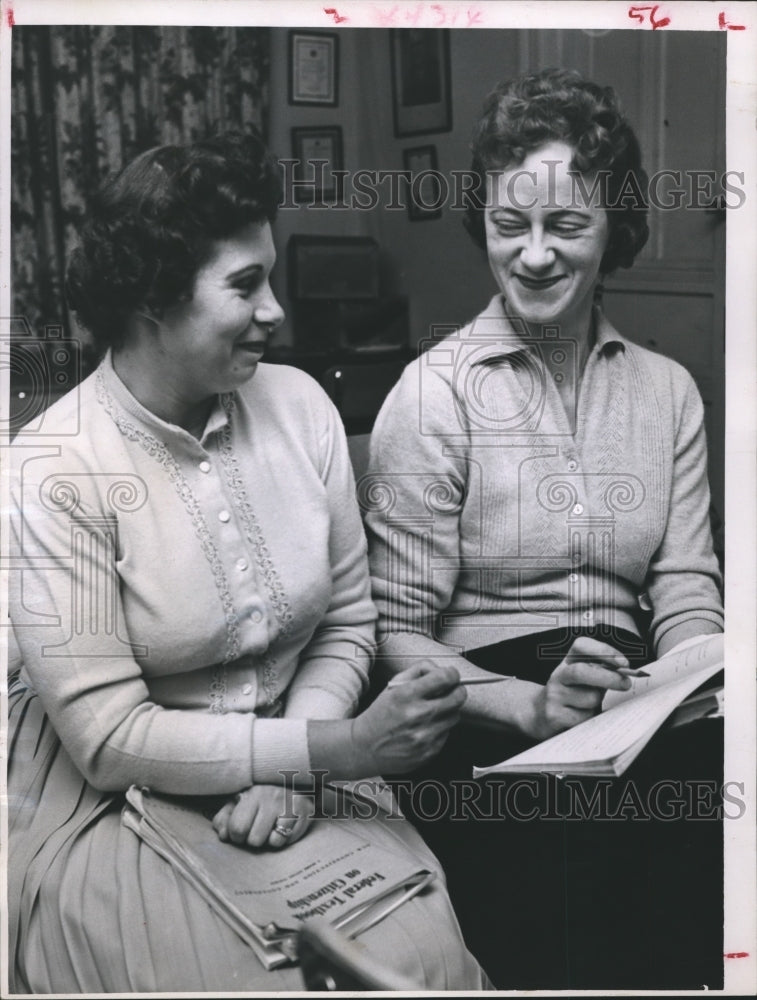 1961 Press Photo Mrs S.V. Heath & Mrs R.T. Brantley from Winnipeg - hca05092