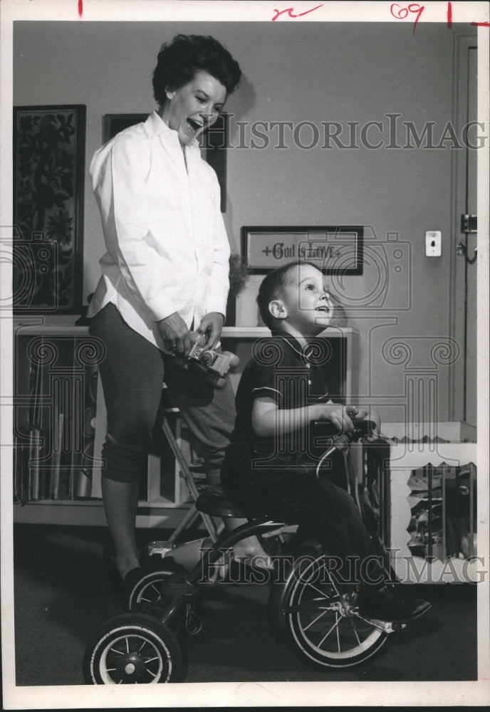 1968 Press Photo Adoptions-Mrs. Marilyn Karnes with Adopted Son, Jonah