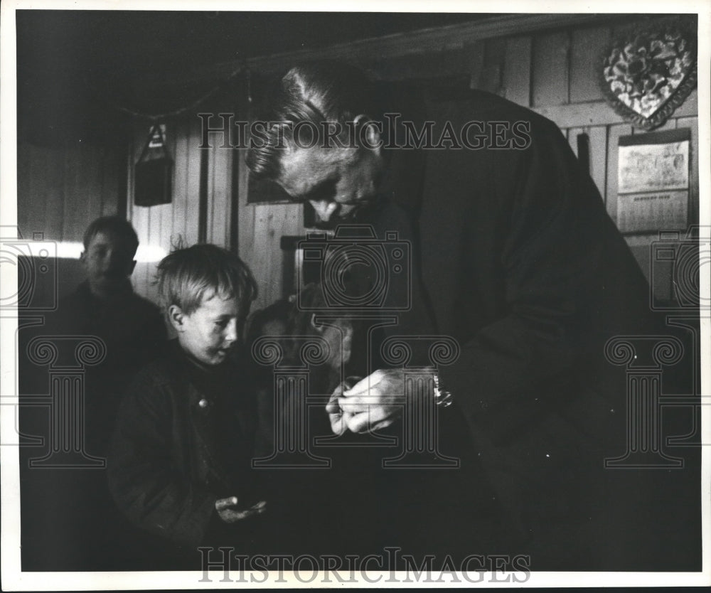 1969 Press Photo Parsons Gives Dimes to Youngsters at Christmas Time, Appalacia- Historic Images