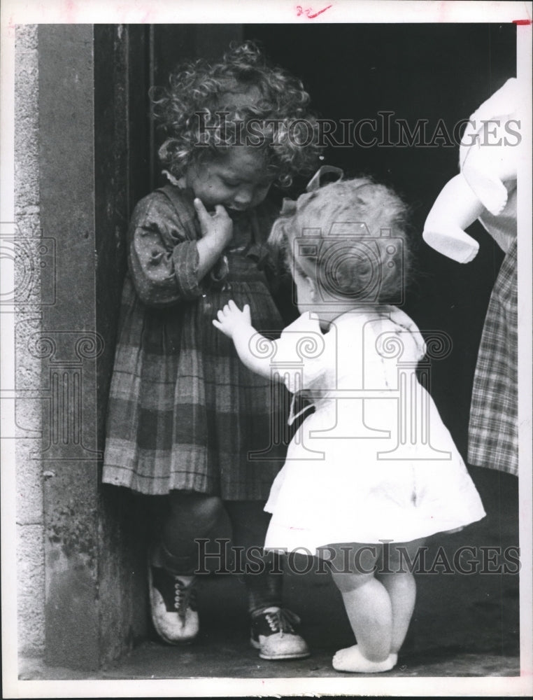 1965 Press Photo Appalachia-Betty Sue Duff, Studies Gift Doll at her Home