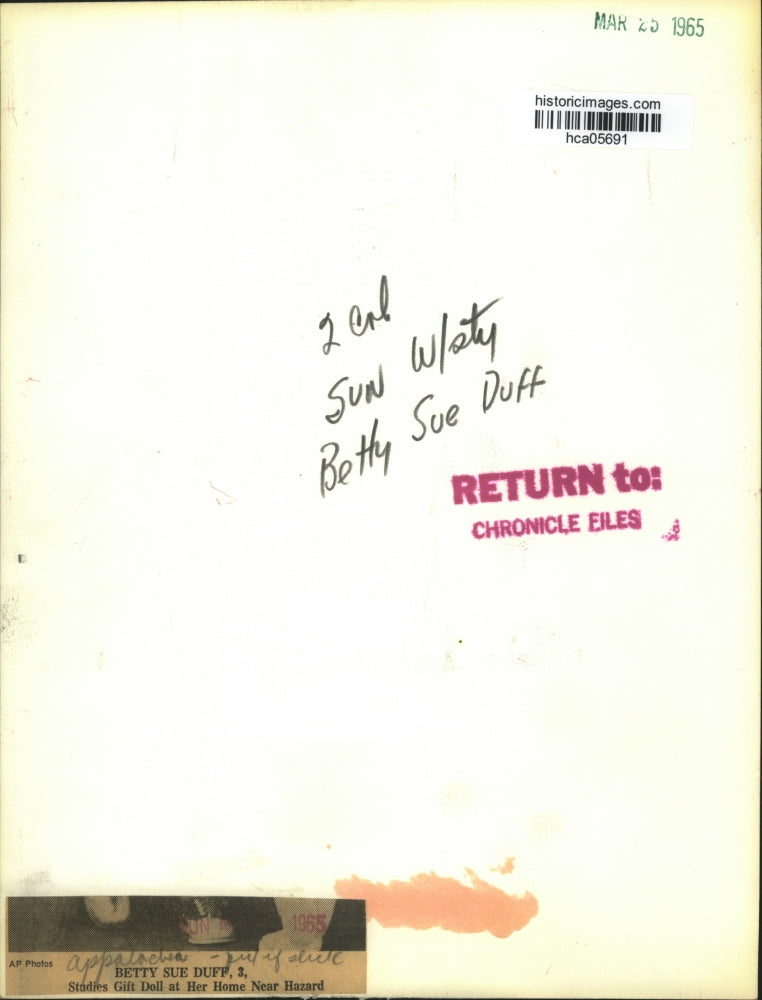 1965 Press Photo Appalachia-Betty Sue Duff, Studies Gift Doll at her Home