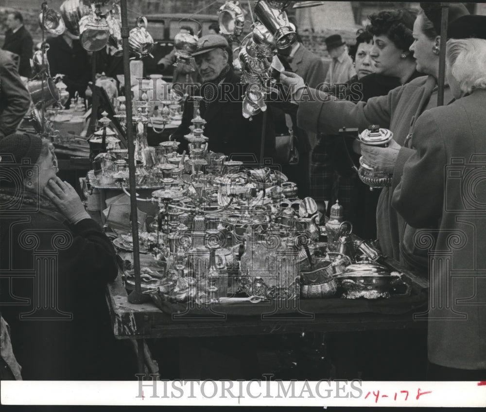1982 Press Photo Table of silver at New Caledonian market, London. -Antiques