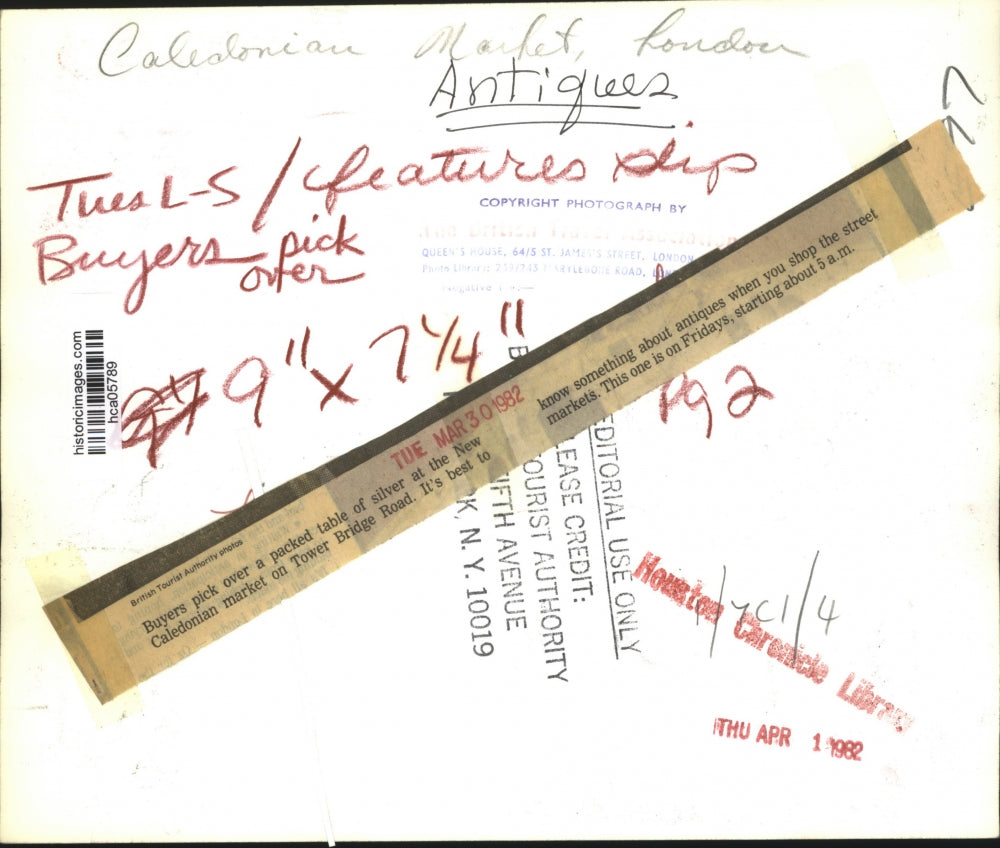 1982 Press Photo Table of silver at New Caledonian market, London. -Antiques