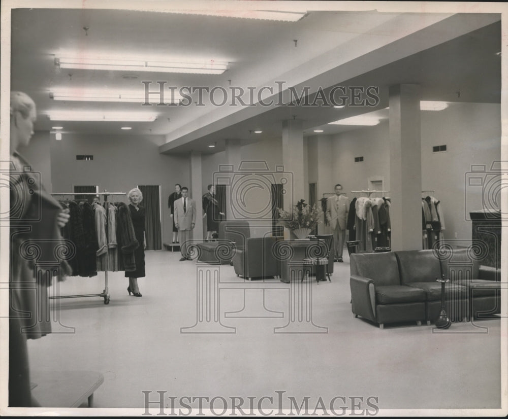 1951 Press Photo Store display of Alaskan Furs - hca05870
