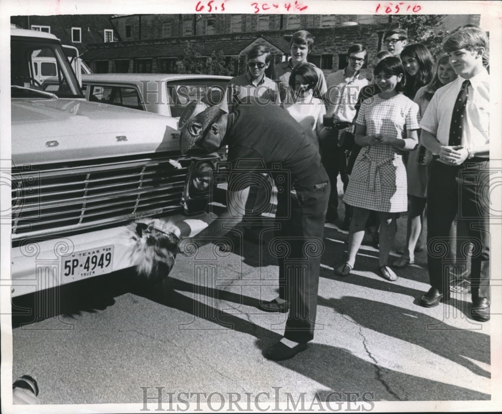 1969 Press Photo Tom Simons, Operation Amigos, Houston, Breaks Ceremonial Bottle- Historic Images