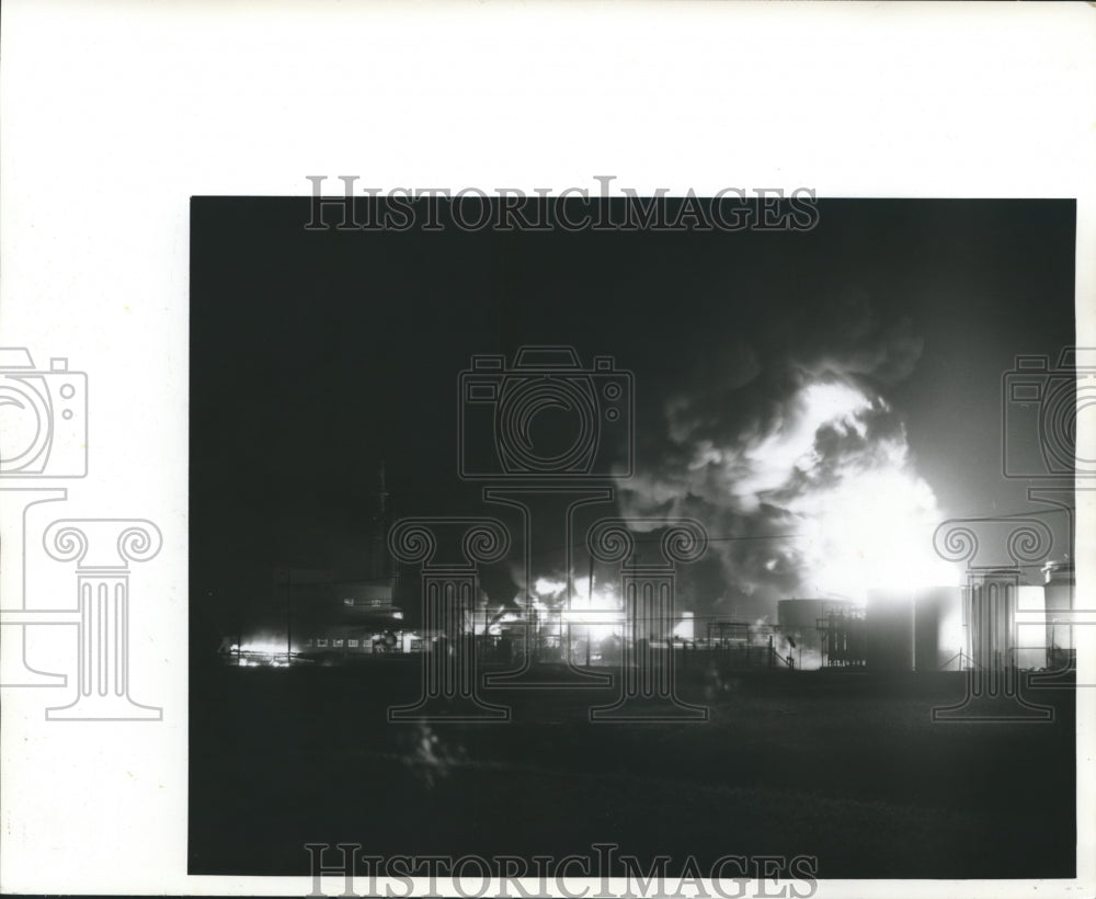 1968 Press Photo ARCO, Atlantic Richfield Refinery fire, Port Arthur - hca06346