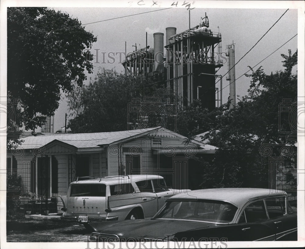 1967 Press Photo Monster Bailer Assembly behind Reichert Residence of Allendale