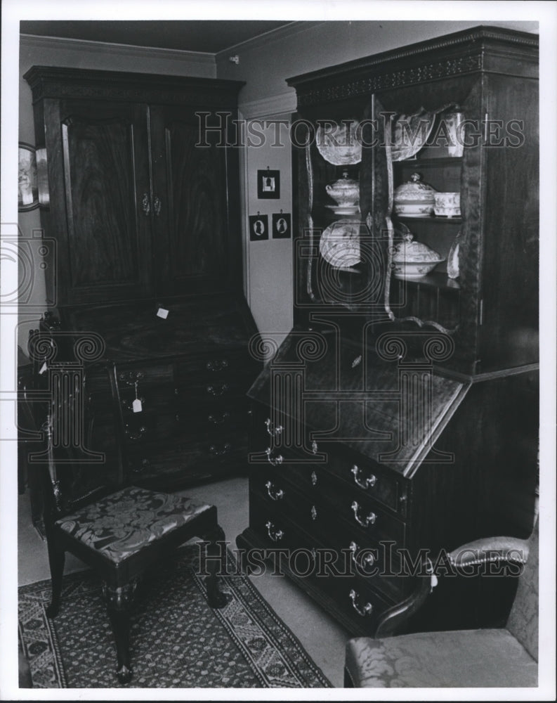 1977 Press Photo Doris Duckwork's Antique Walnut George I secretary bookcase