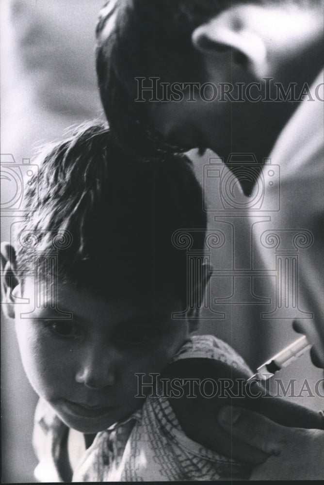 1968 Press Photo Rick Leachman, Operation Amigo, vaccinates school boy, Houston