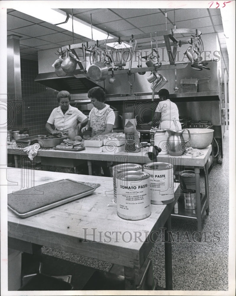1970 Press Photo Ladies work in kitchen of the Aldine School District.